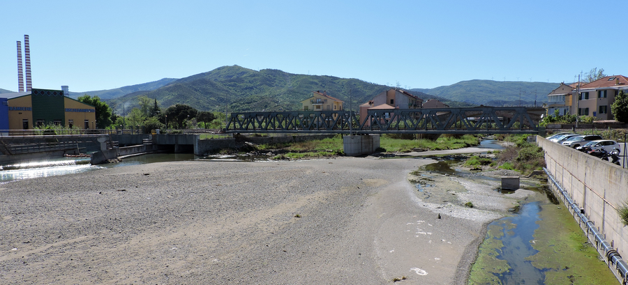 Torrente Quiliano between Zinola and Vado with railway bridge