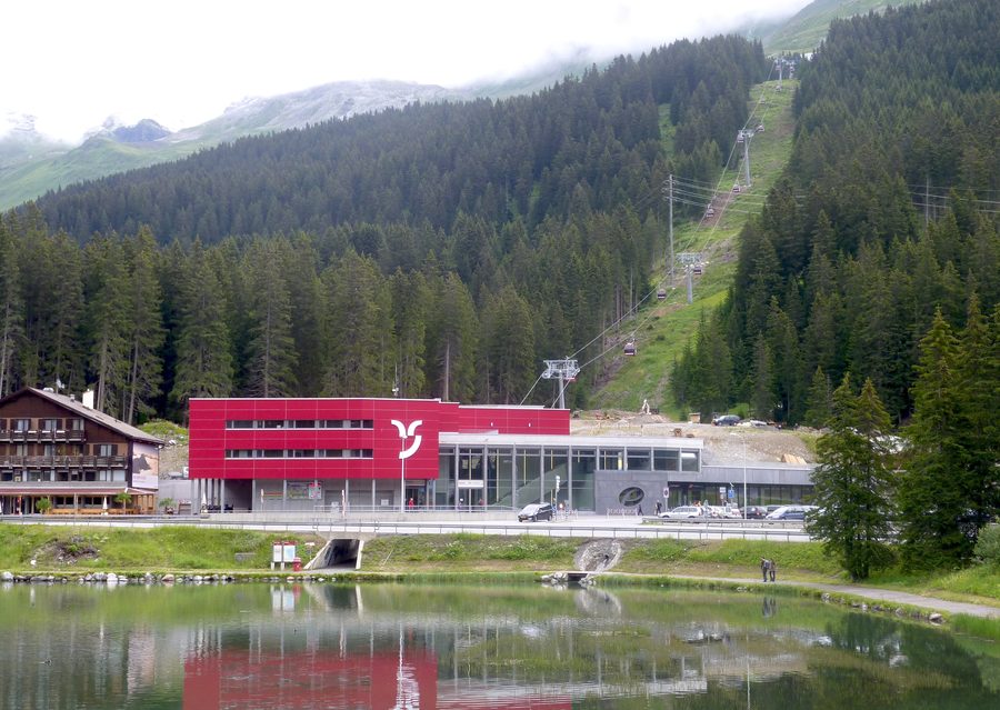 Rothorn cable car in Lenzerheide in front of alpine mountain scenery