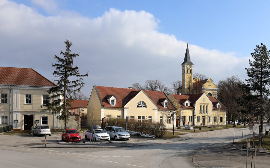Town center of the Lower Austrian market town of Ebenthal with the elevated parish church of St. Koloman