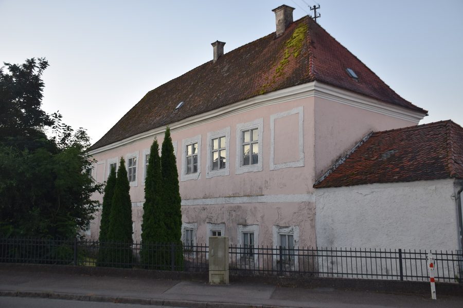Two-storey Baroque residential wing of Hofmarkschloss in Lenting