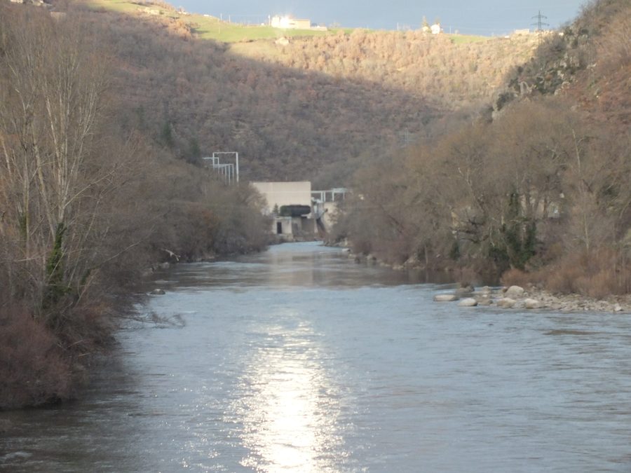 The Tarn near Le Truel with the Barrage du Truel and the hydropower plant buildings of Le Truel and Le Pouget.