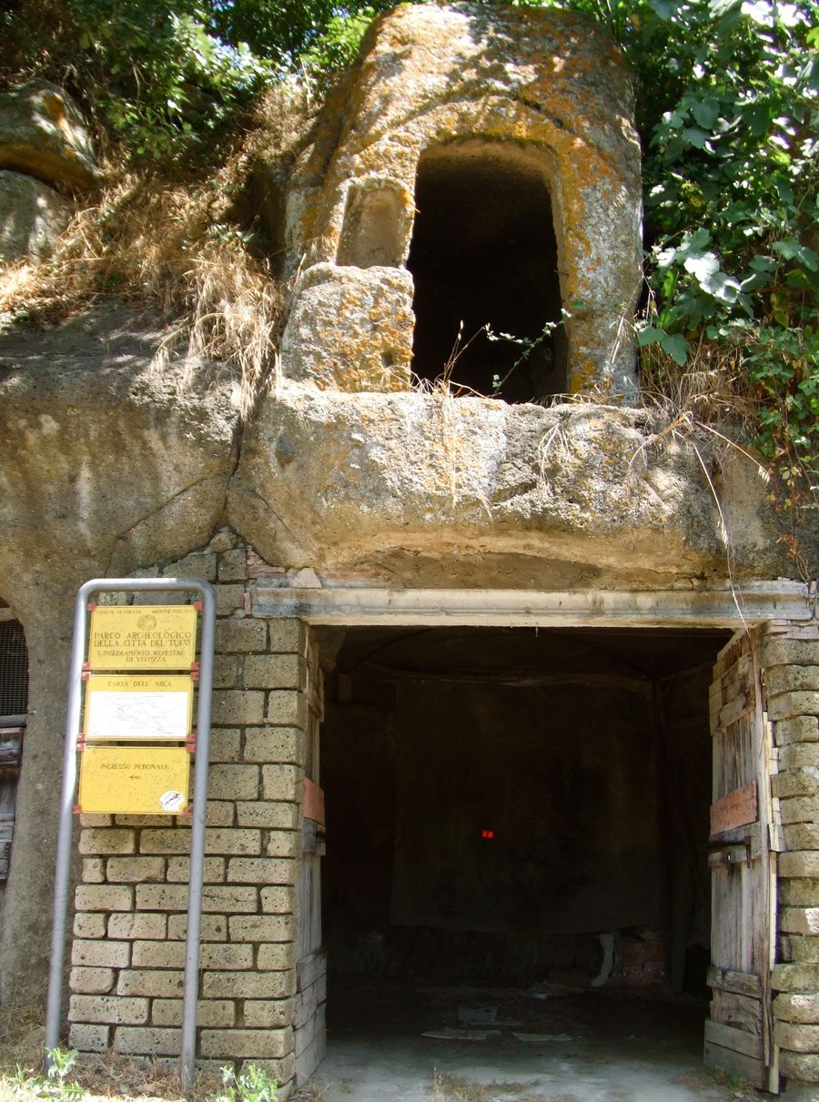 Entrance to the site of Vitozza near Sorano (Tuscany)