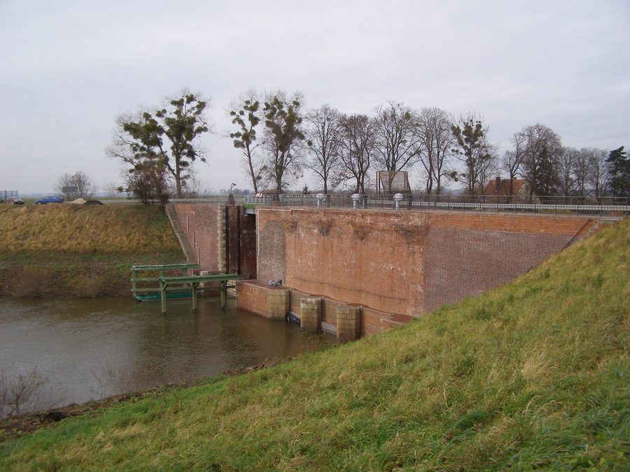 Biała Góra lock on the Nogat with surrounding landscape