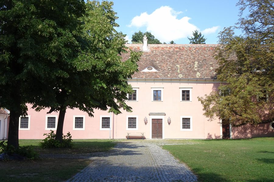 Main building of the Alte HofmĂĽhle with the Hollabrunn town museum
