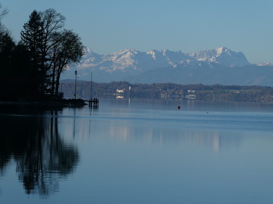 Zugspitze, Alpspitze and Jubiläumsgrat from the Kinderburg boathouse in Allmannshausen on Lake Starnberg