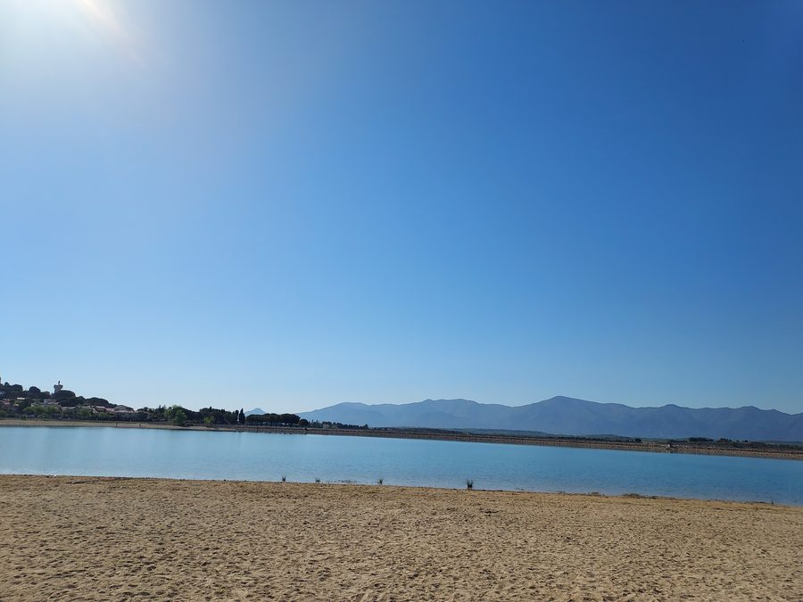 View of Lac de Villeneuve-de-la-Raho in April