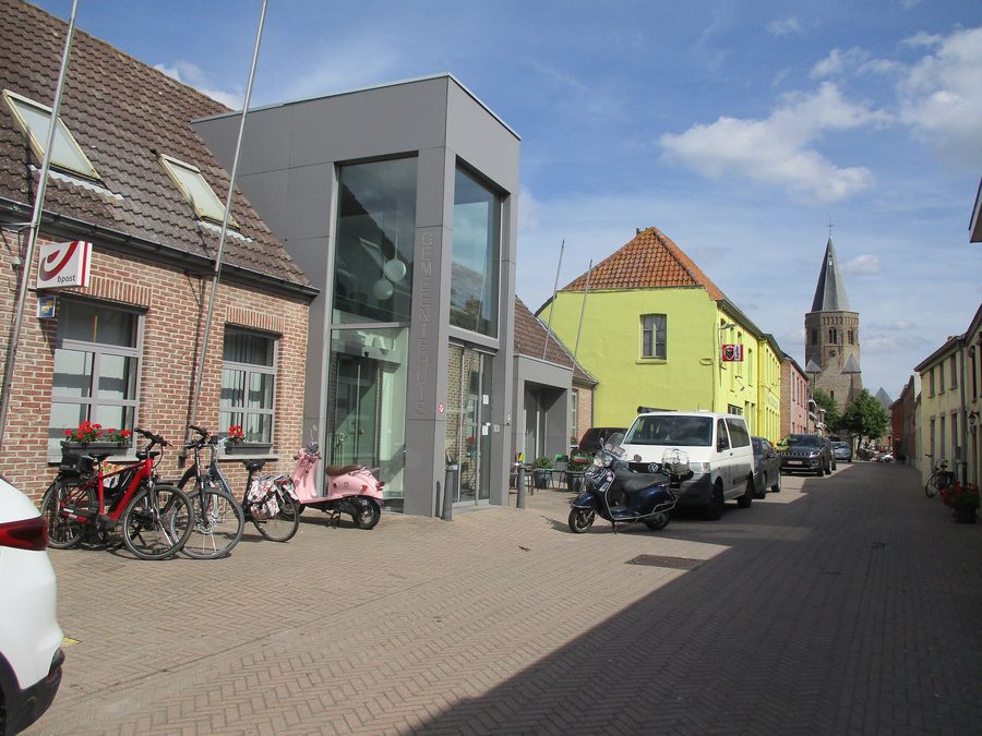 Kerkstraat in Zuienkerke with the town hall, an estaminet and the Sint-Michielskerk