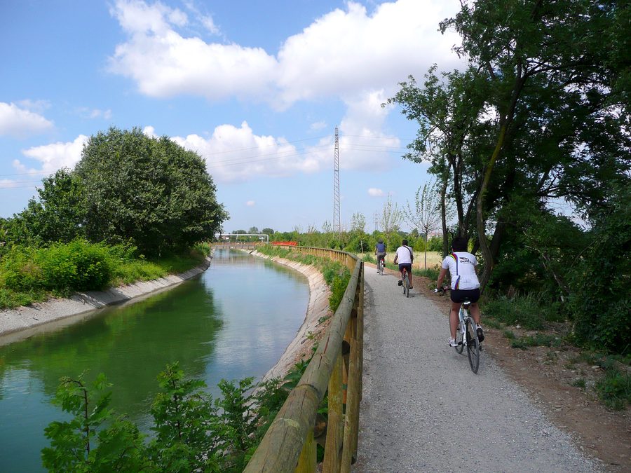 Path along the Villoresi Canal in Parco Grugnotorto Villoresi