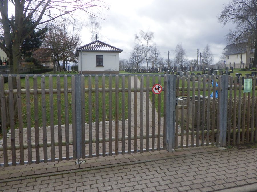 Northern access to the village cemetery in Stregda in the Wartburg city of Eisenach