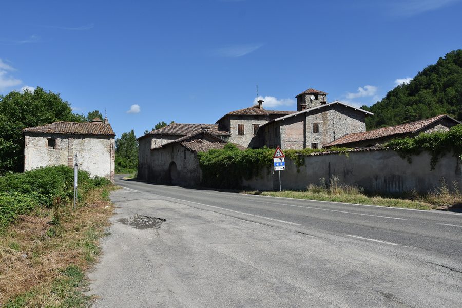 Buildings on provincial road SP45 in Montabone, on the border with Castel Rocchero, in the province of Asti