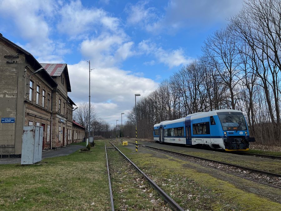 Jindřichovice pod Smrkem station with a train at the platform