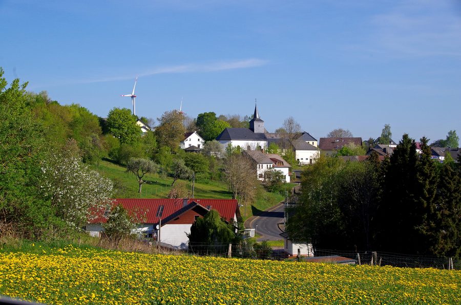 Schönfeld near Stadtkyll from the south with the surrounding landscape