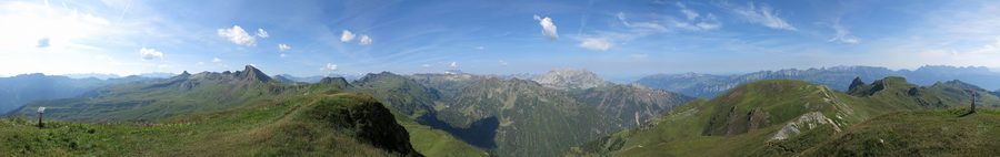 Panoramic view from Gulmen across the Flumserberg mountain landscape.