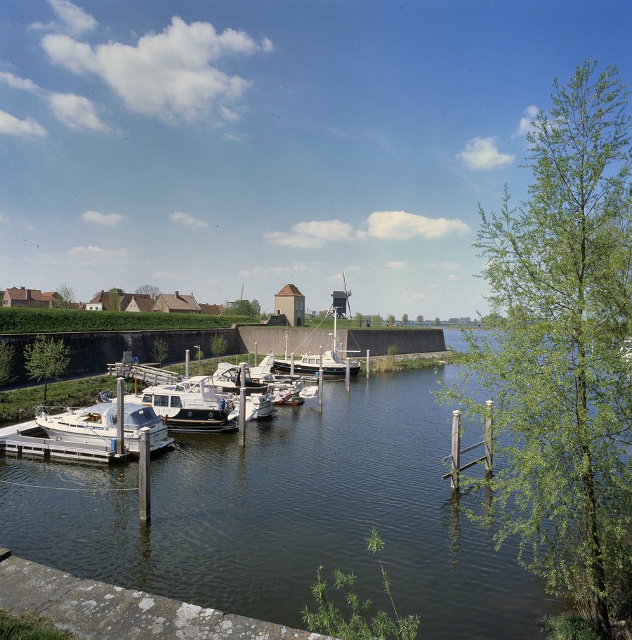 Fortifications of Heusden with harbour and Waterpoort