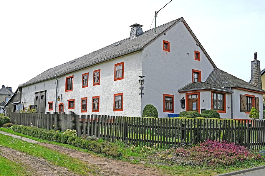 Historic transverse house from 1882 in Winterspelt