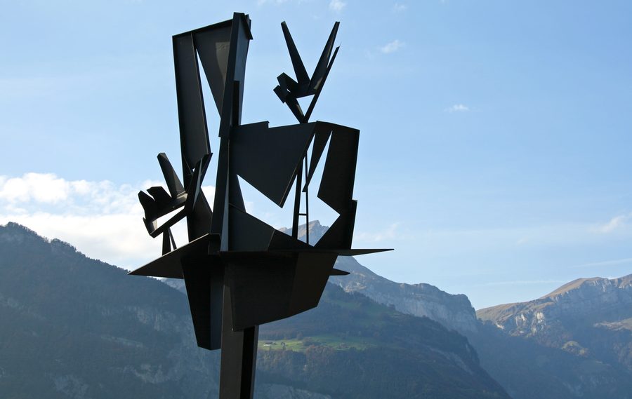 Sculpture of the «Swearing Hands» at the harbour of Flüelen