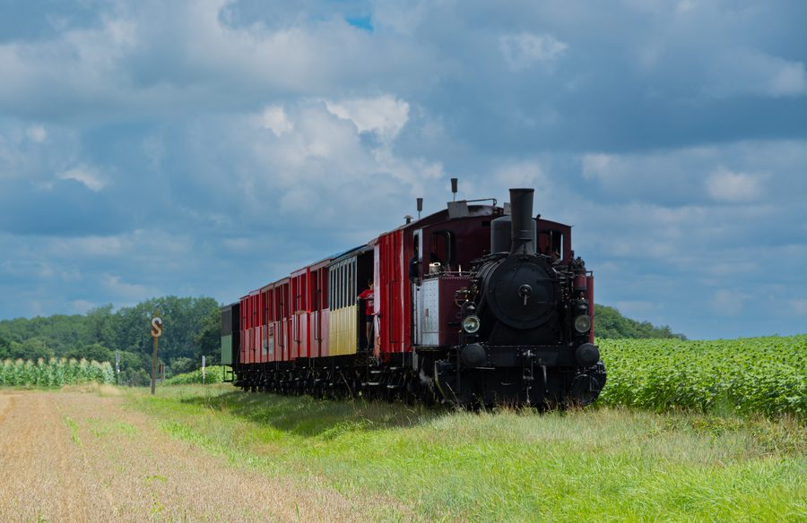 Train des Mouettes leaving Saujon