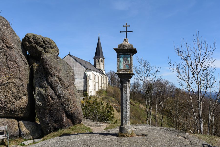 Bucklwehluck'n with wayside shrine and parish church in Sankt Thomas am Blasenstein, Upper Austria