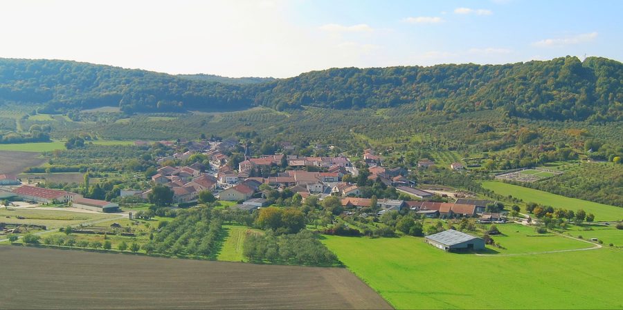 View of the village of Heudicourt-sous-les-Côtes with the spur visible on the right