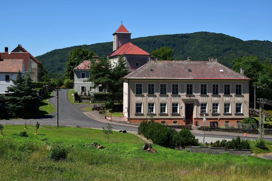 Municipal office and church of Okounov