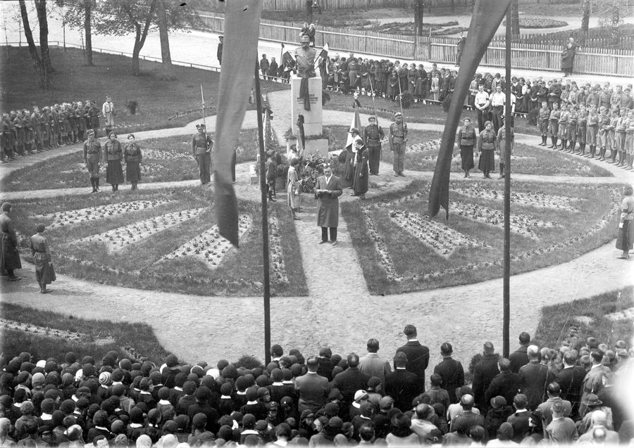 Historical photo of the station square in Luninez from 1935