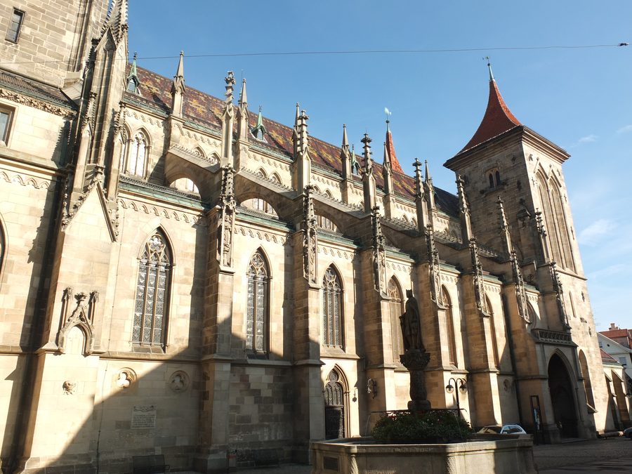 Side view of St. Mary’s Church with the Mary Fountain in Reutlingen