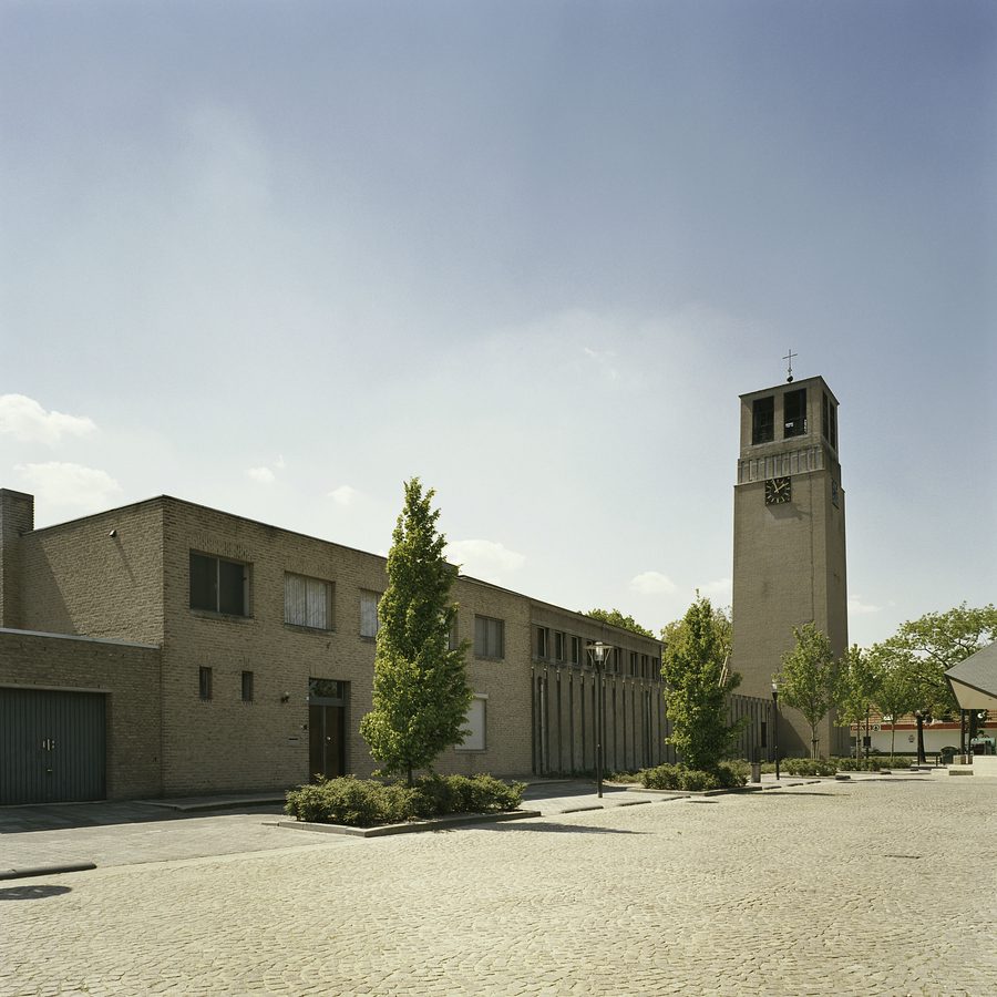 North facade of the Kruisvindingskerk with the church tower standing to the side in Odiliapeel