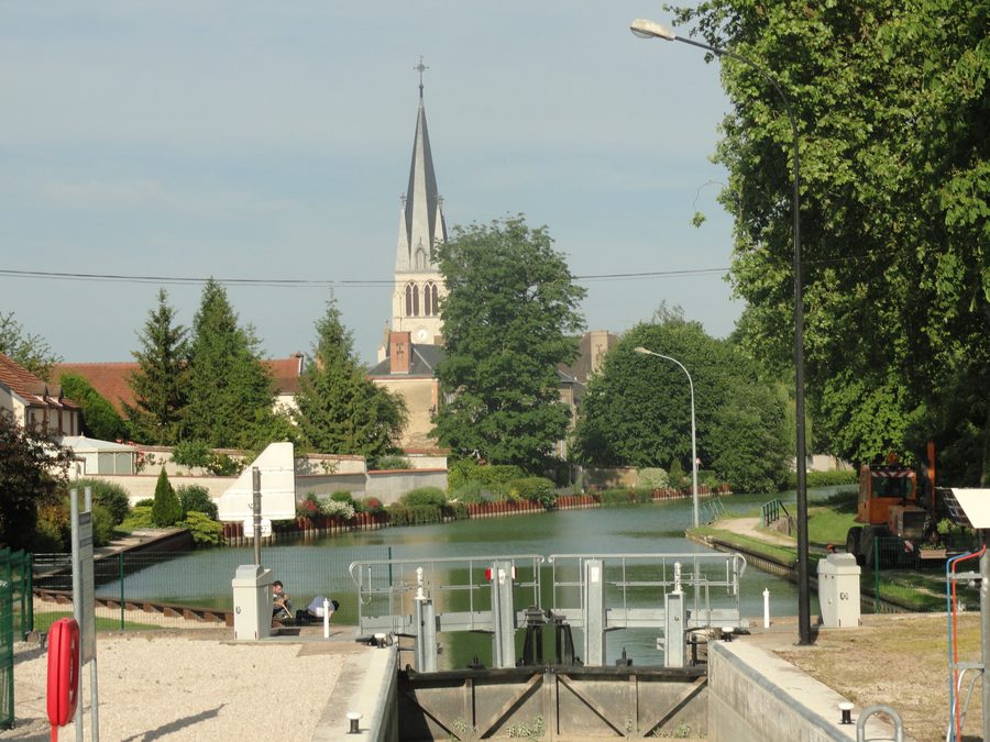 Lock and church of Tours-sur-Marne