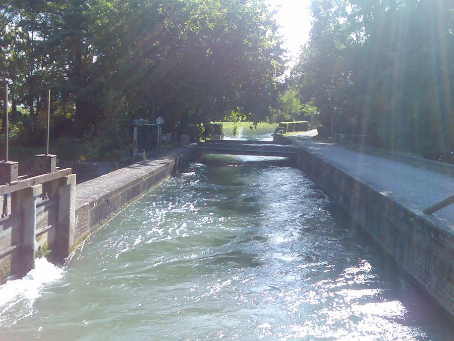 Canale Vacchelli at a hydrographic junction in the province of Cremona
