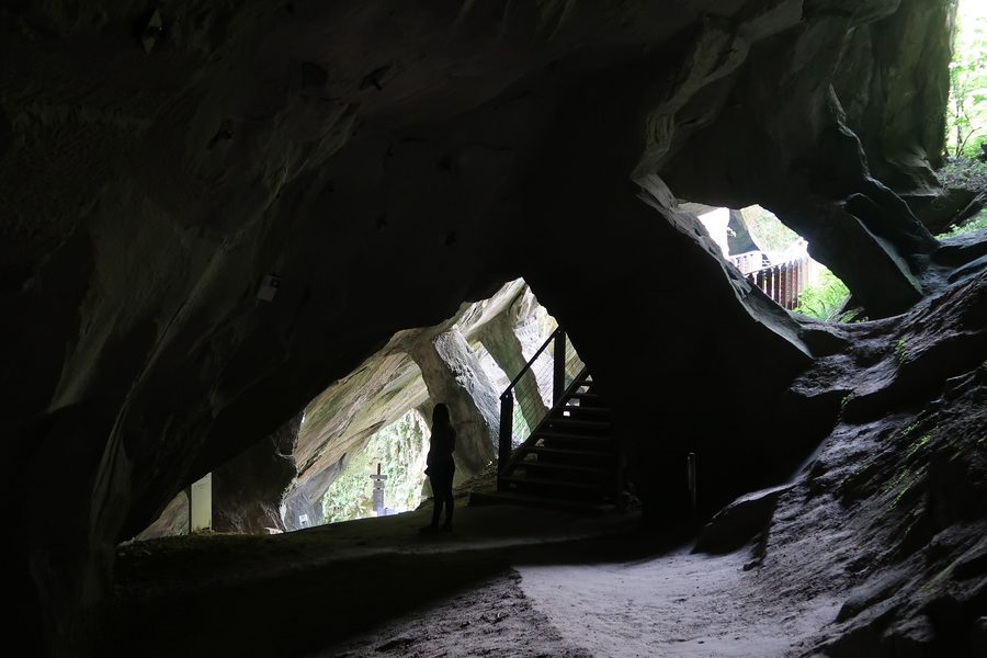 Rock formations and watercourse in the Grotte del Caglieron