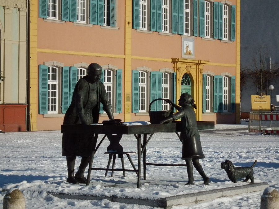 Asparagus woman on Schwetzingen Palace Square with Palais Hirsch in the background