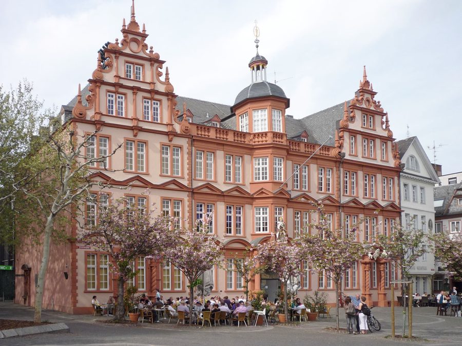 House Zum Römischen Kaiser with the older part of the Gutenberg Museum in Mainz
