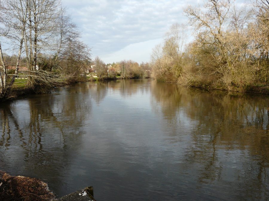 The Isle near the locality known as Le Point noir between Annesse-et-Beaulieu and Razac-sur-l'Isle, in the Dordogne