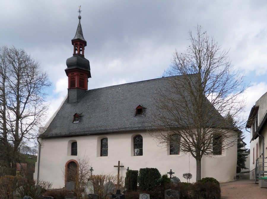 View from the south over the cemetery to the parish church of St. Michael in Stephanshausen