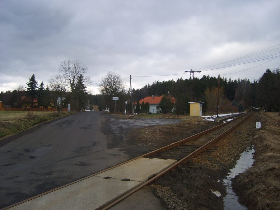 Sadov-Podlesà stop on the railway line between Karlovy Vary and MerklÃn