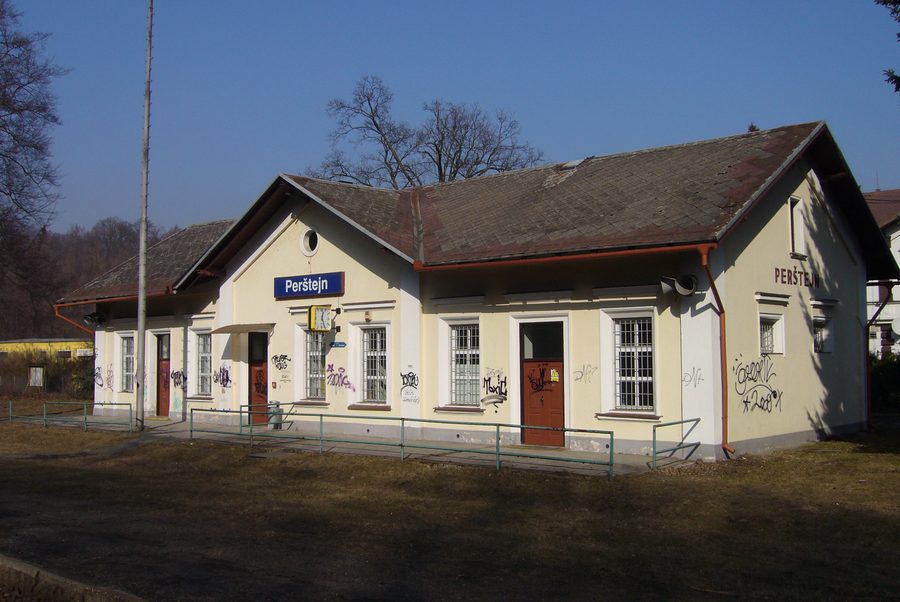 Perštejn station in the valley by the Eger River