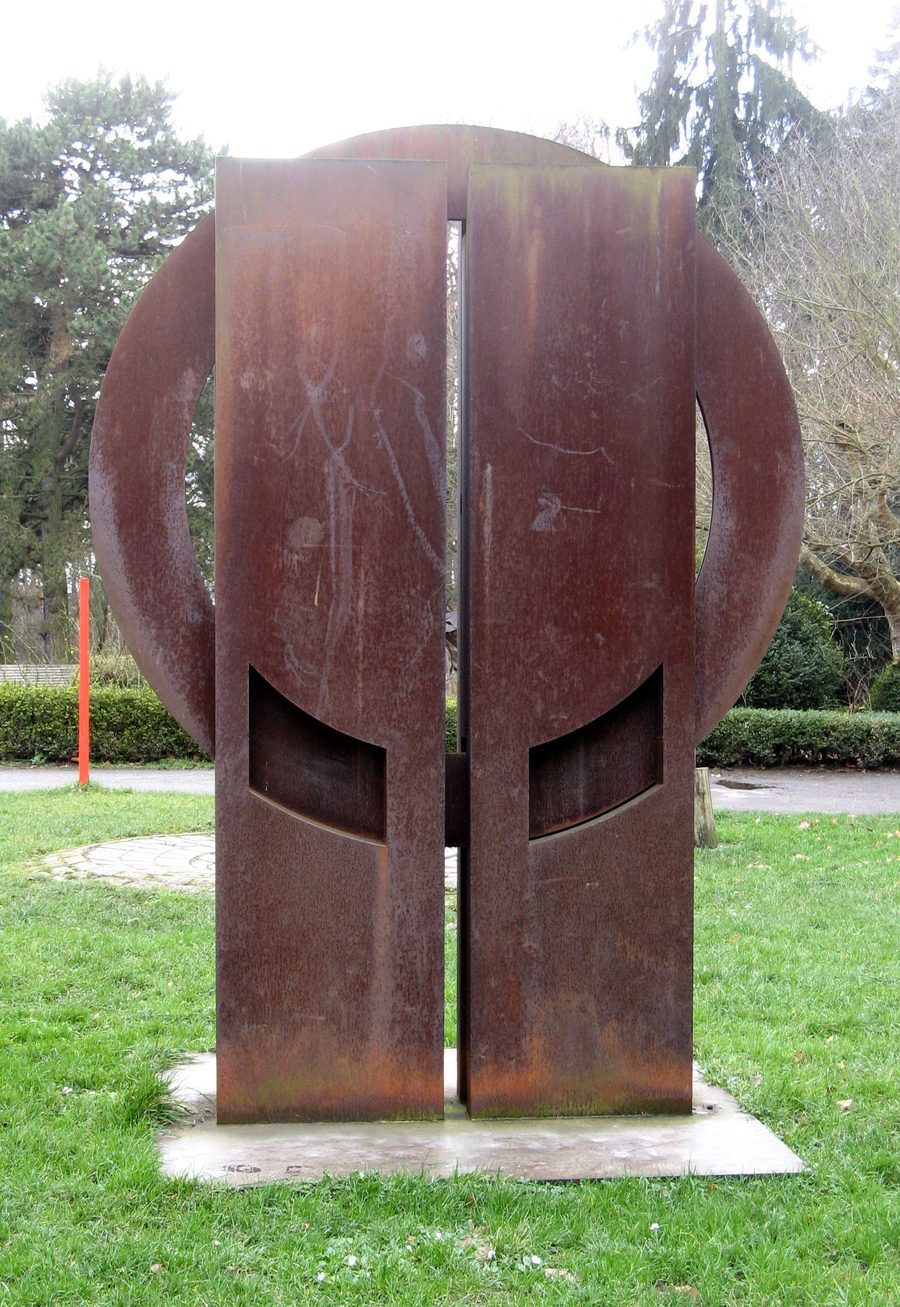 The Stehdreher by Vincenzo Baviera on the grounds of Schloss Freudenberg in Wiesbaden-Dotzheim