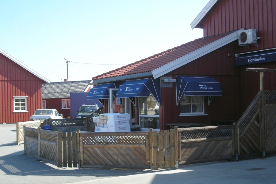 Fjordkroken fish shop in the harbour and fishing village of Utgårdskilen on Vesterøy