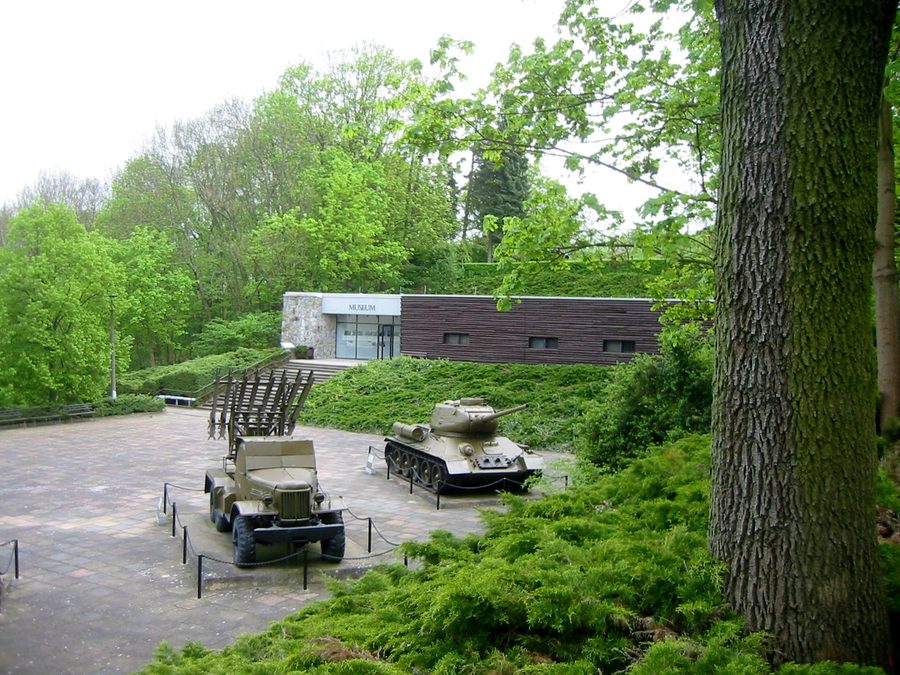 Forecourt of the Seelow Heights memorial site with rocket launcher, tank and museum building