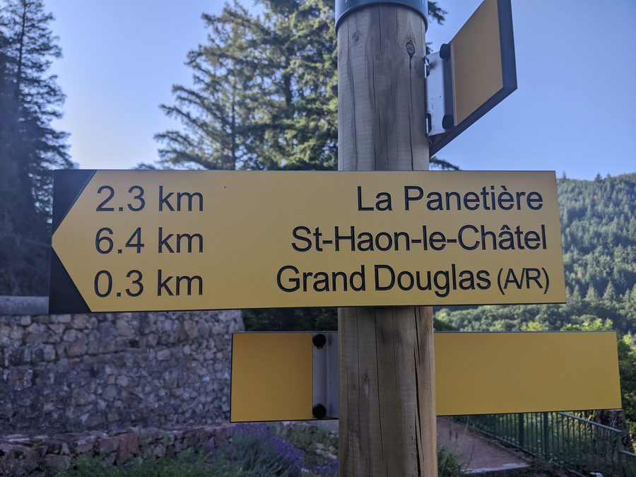 Hiking sign near the Barrage de La Tache near Renaison