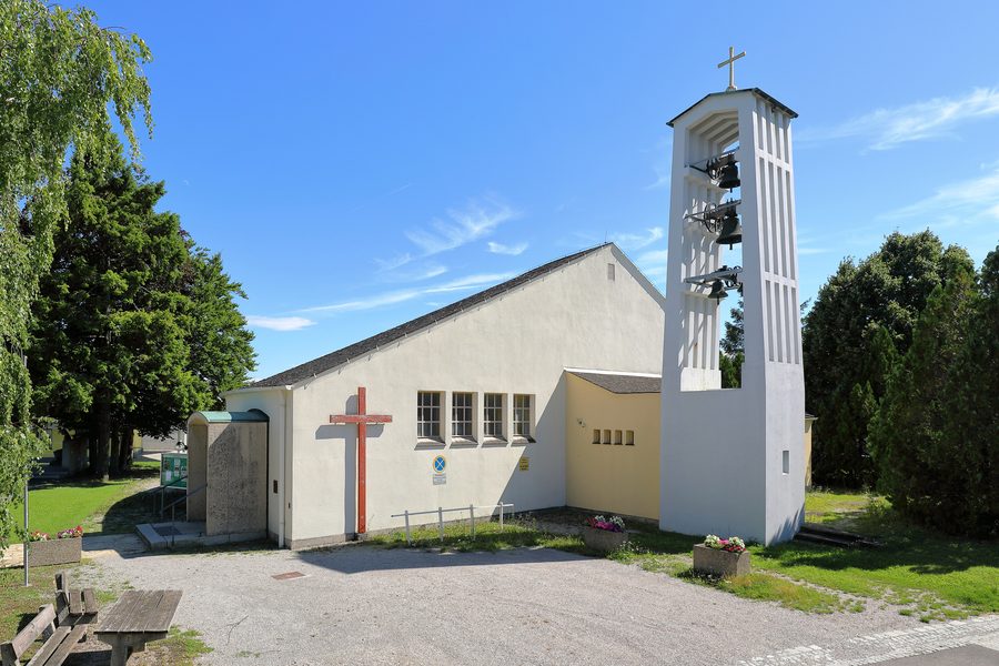 The Roman Catholic branch church of St. Peter in Teesdorf with a free-standing bell tower.
