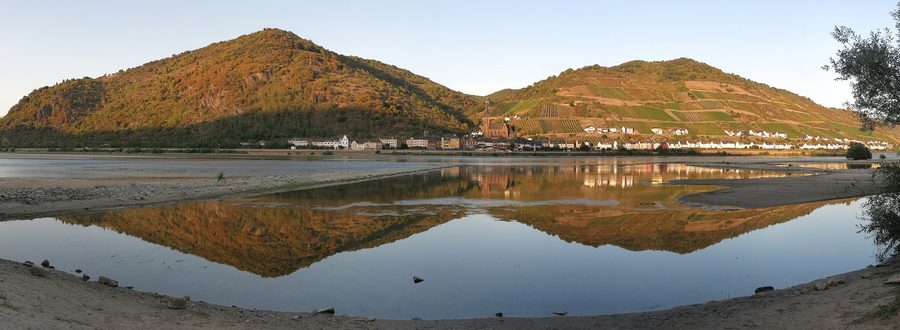 Panoramic view across the Rhine to Lorchhausen in the evening