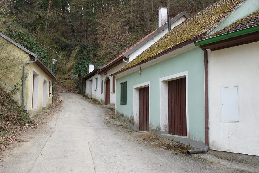 Wine alley Kellerweg on the Ameichberg in Hilpersdorf near Traismauer