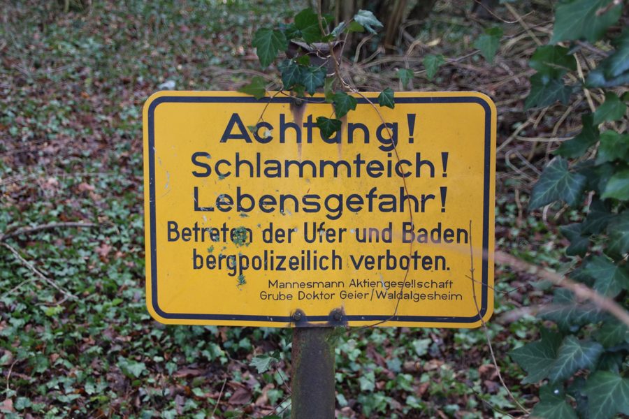 Warning sign at a slurry pond in the subsidence area of the former Doktor Geier mine near Waldalgesheim