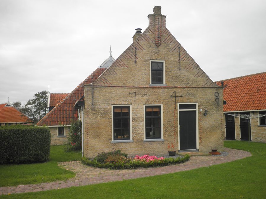 Farmhouse in Lies on Terschelling with gable anchors forming the year 1648