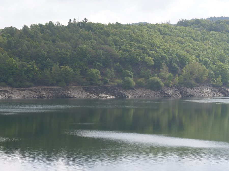 View of the Rur Dam from the path on the north shore in Simmerath