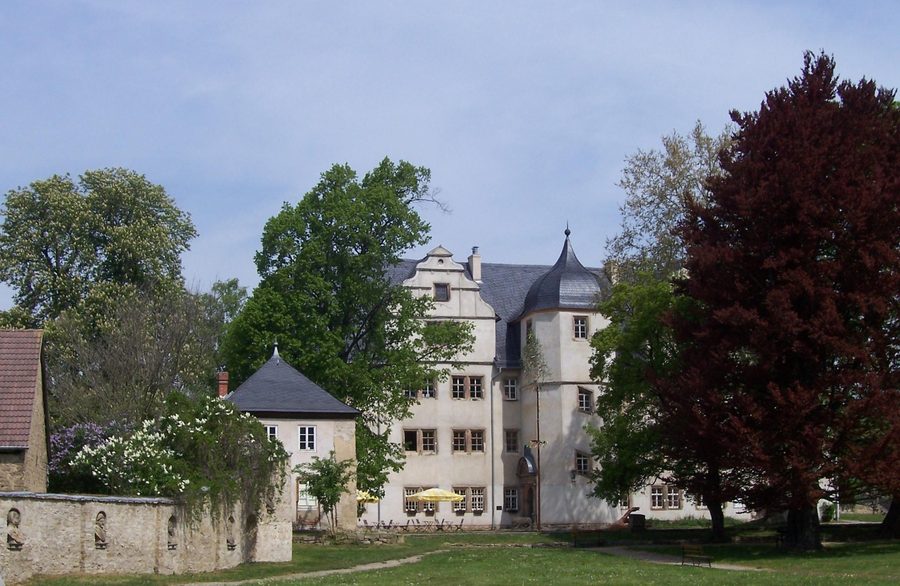Kromsdorf Castle with the historic park wall and its portrait busts