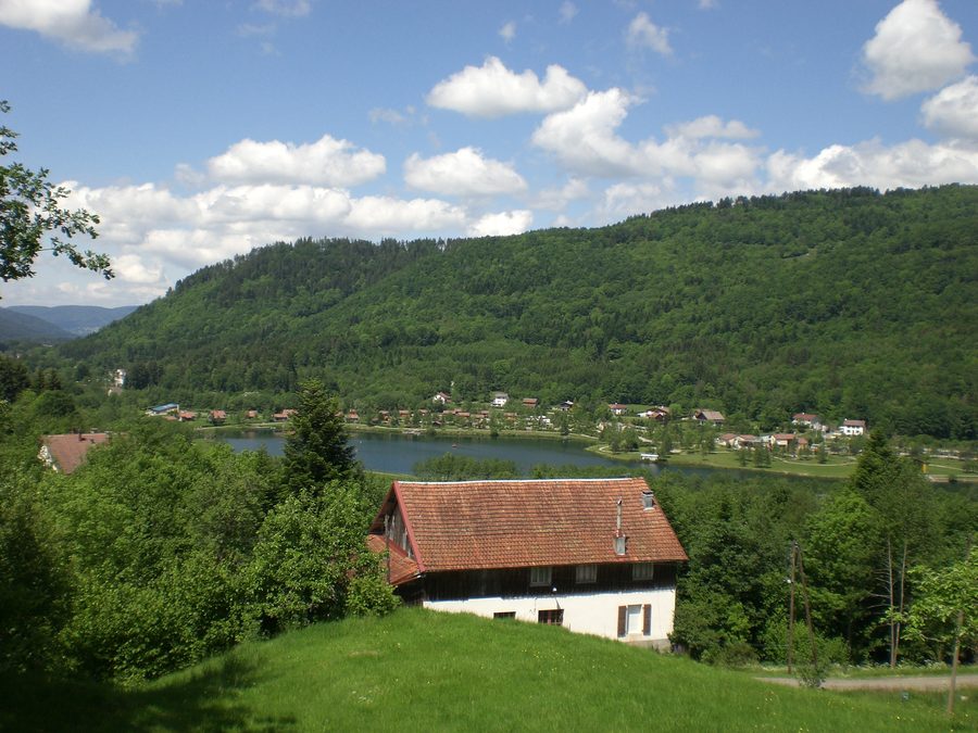 Panoramic view of the artificial lake and the leisure base from the Les Amias slope