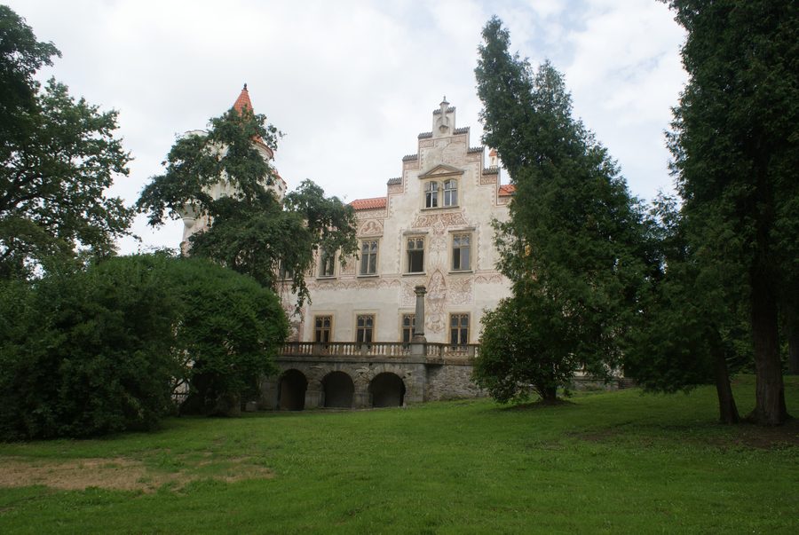 Žinkovy Castle, seen from the park