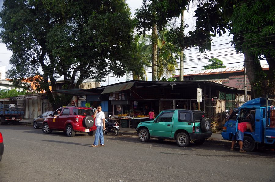 Street scene on Avenida by the market in Limón, Costa Rica